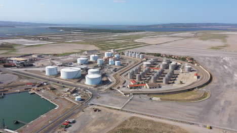Vista-Aérea-Grande-De-Los-Silos-De-Los-Camiones-Cisterna-De-Almacenamiento-De-Gas-Y-Gasolina-Que-Almacenan-Materiales-A-Granel.
